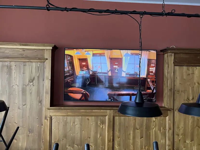 Studio Kindberg - Installation Installation eines Bildschirms mit Videoübertragung von einem an deren Raum.