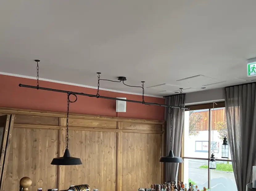 Studio Kindberg - Installation Montage von einem kleinen Lautsprecher im Nebenraum. Durch fein abgestimmtes Timing der Musik, erscheint es dem Gast, er währe vor der Bühne.