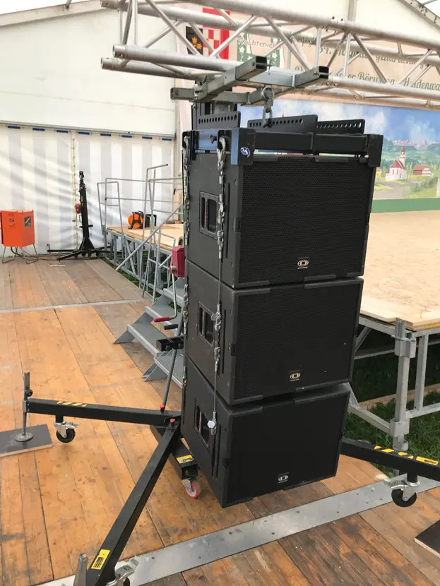 Studio Kindberg - Beschallung Aufbau einer PA-Anlage, als Line Array System. In diesem Fall eine Dynacord Cobra.<br />Beschallt wird ein Festzelt mit 30m Breite und 50m Länge. Als Delay Line, nach 20m hängend 2x ZX5 EV, völligf ausreichend.