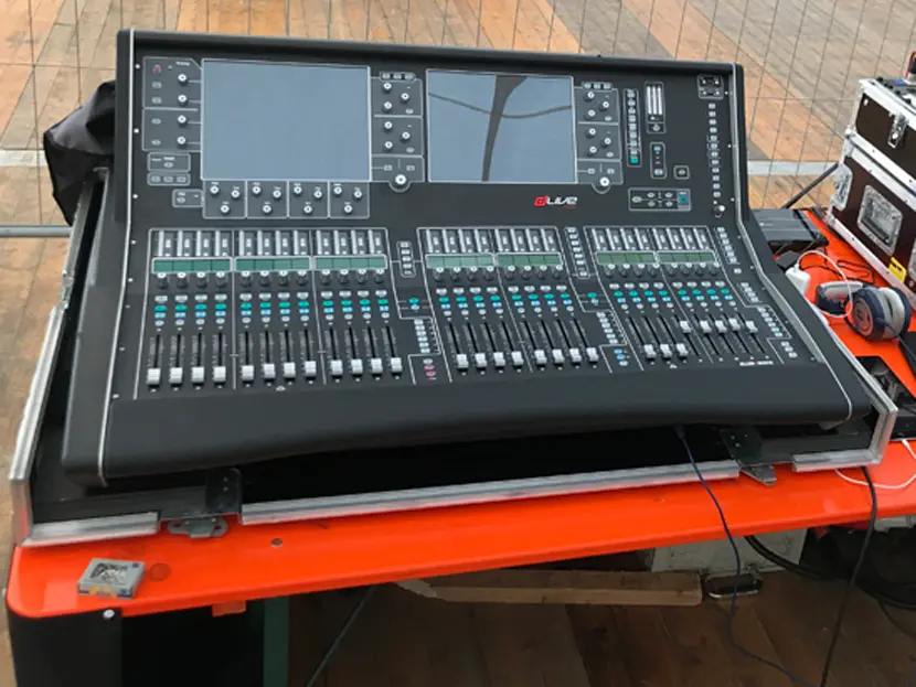 Studio Kindberg - Beschallung FOH Platz mit einem proffessionellen Mischpult. In diesem Fall eine D-Live von Allen & Heath. Stagebox auf der Bühne über CAT-Kabel verbunden.